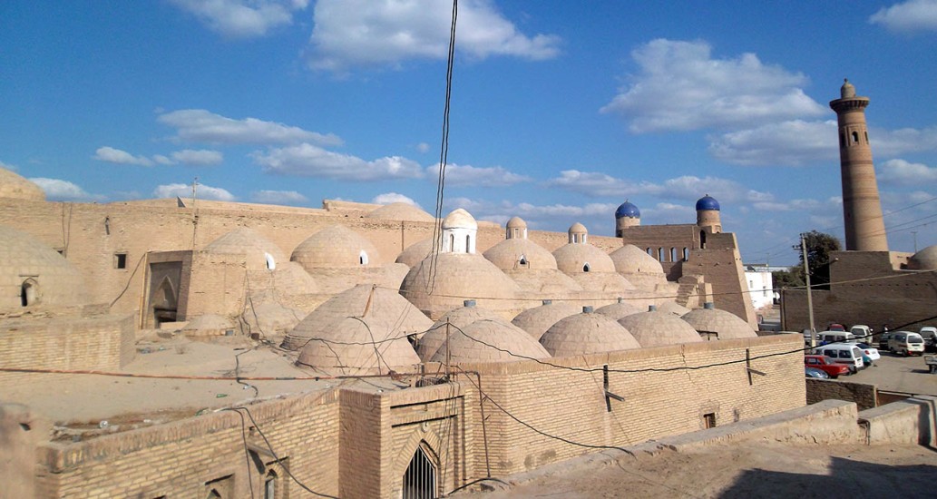 Вдалеке виднеются многочисленные купола бани Ануш-хана, рядом с  Палван-Дарвазой, восточными воротами. 