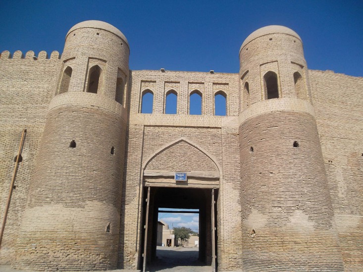 Ворота Таш-Дарваза- южный вход в крепость. Они использовались караванами, приходившими с регионов Каспийского моря. По сторонам от въезда располагались помещения для таможни и караула. 