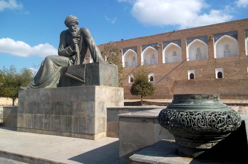 А этот памятник поставлен Мухаммеду Аль-Хорезми - одному из величайших математиков античности и уроженцу здешних мест. От его имени происходит термин «алгоритм» (альхоризм). Также его называют изобретателем десятеричных  чисел и отцом алгебры.