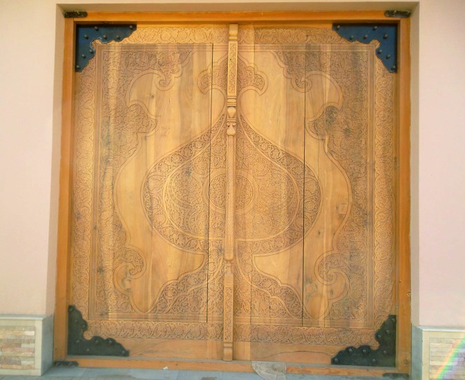 Хива издревле славилась своими мастерами. Резьба по дереву - одно из популярных здешних ремесел, повсюду можно увидеть поразительные деревянные колонны и двери. 