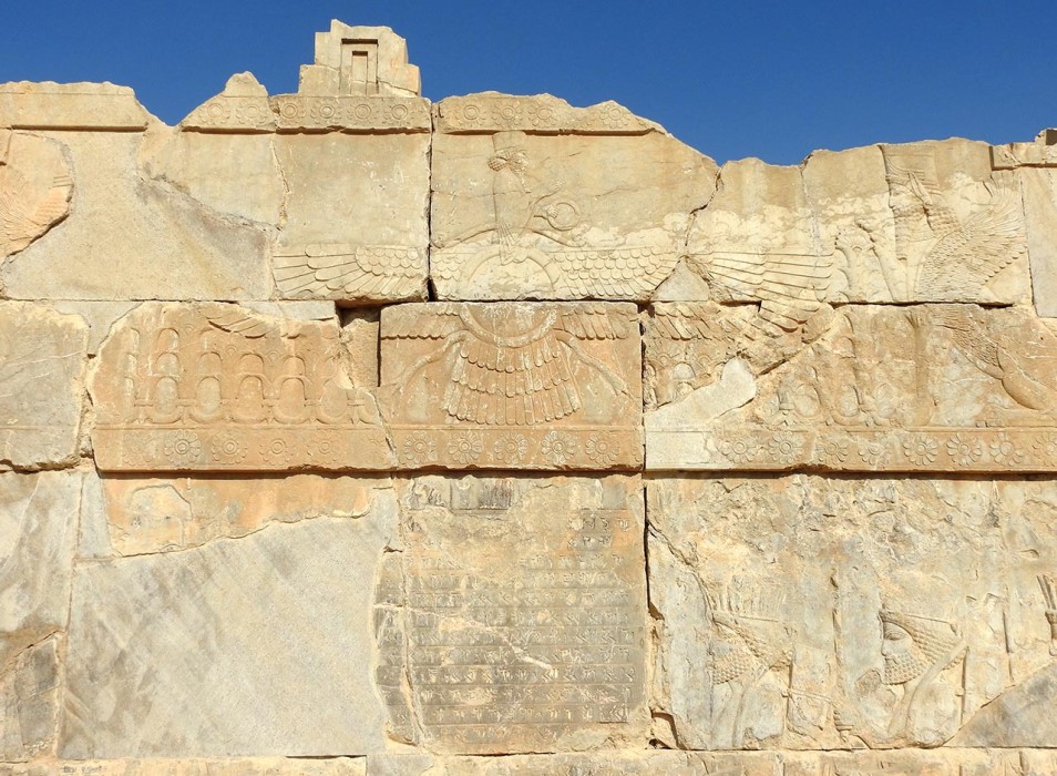 Над центральным входом изображен Фаравахар – верховное божество в зороастризме.