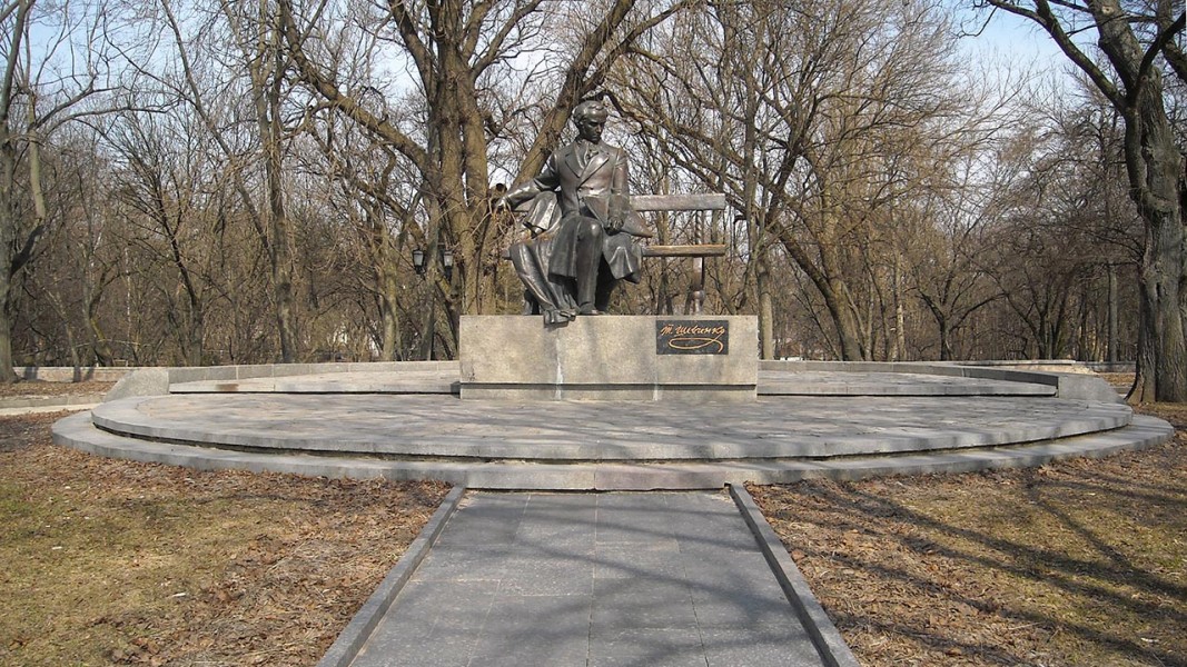 Памятник Т. Г. Шевченко на территории черниговского Детинца. 