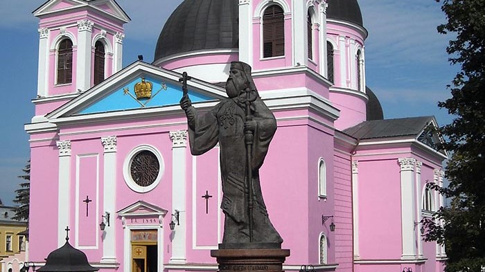 Свято-Духов собор и памятник Евгению Гакману