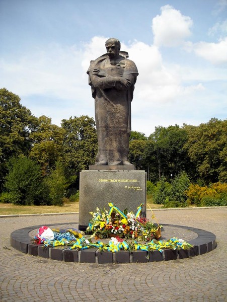 Памятник Т. Г. Шевченко на Народной площади