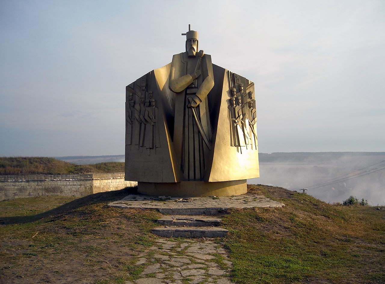 памятник гетману Петру Сагайдачному перед входом в крепость