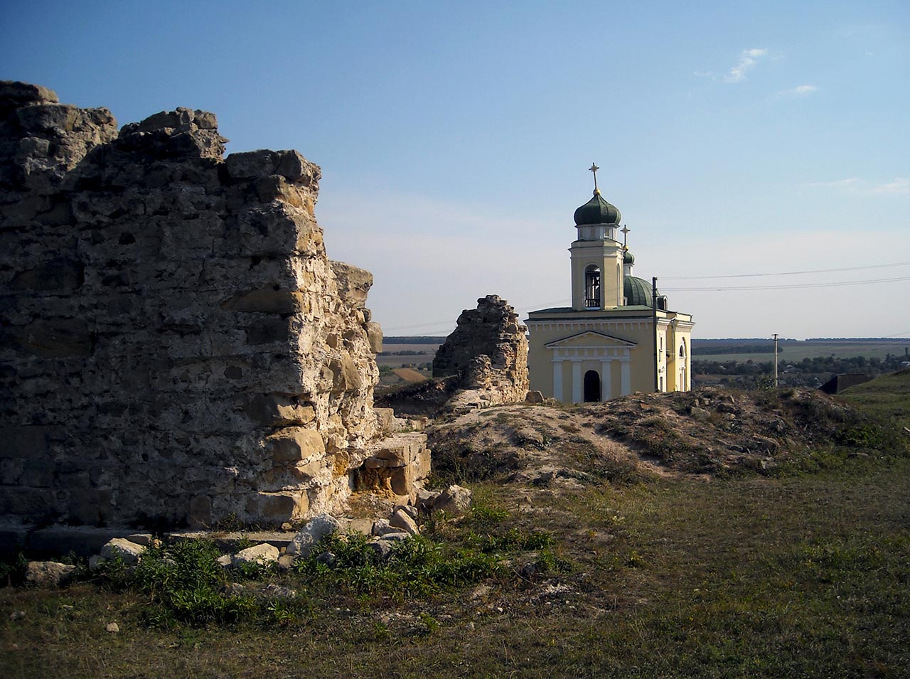 вид на церковь Александра Невского из руин турецкой мечети